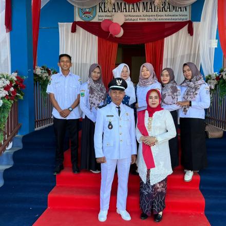 Pambakal dan Perangkat Desa Menghadiri Upacara Bendera dalam Perayaan Hari Kemerdekaan Indonesia